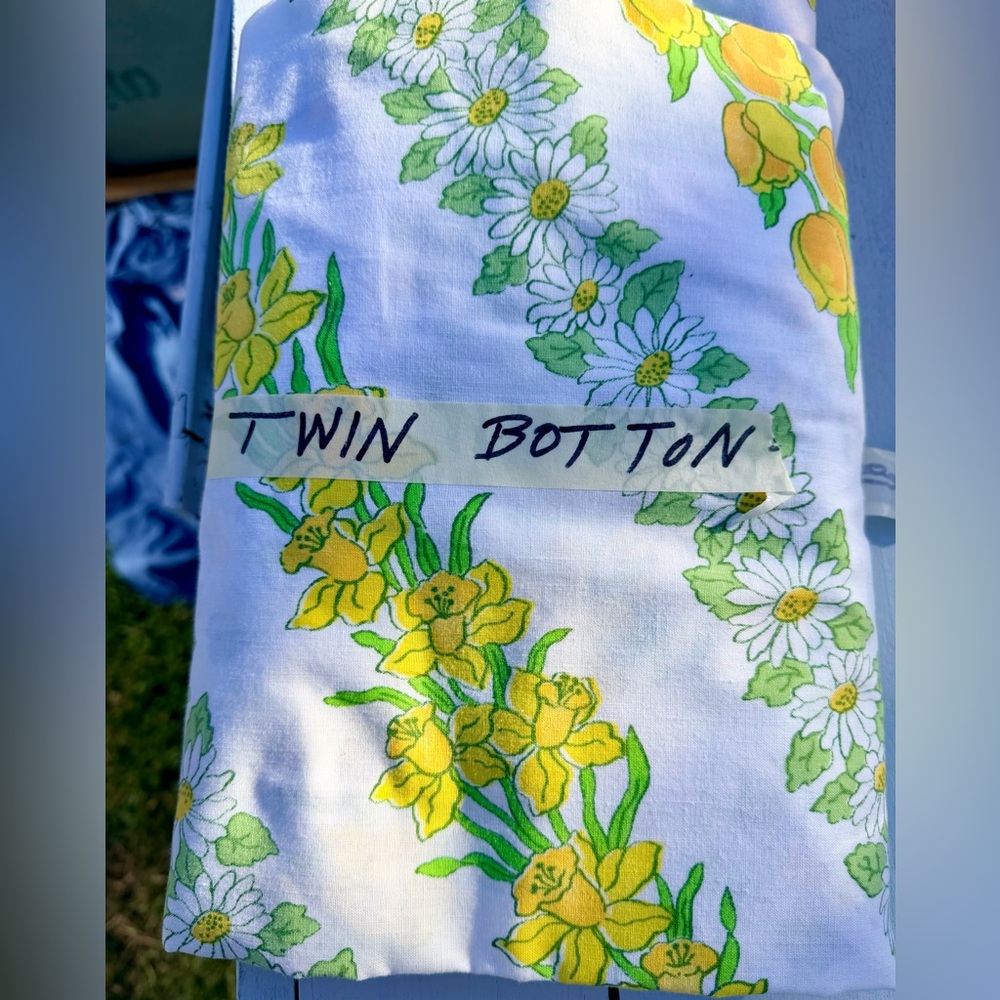 Vintage Edgemont Twin Flat Sheet with a yellow tulip and daisy pattern